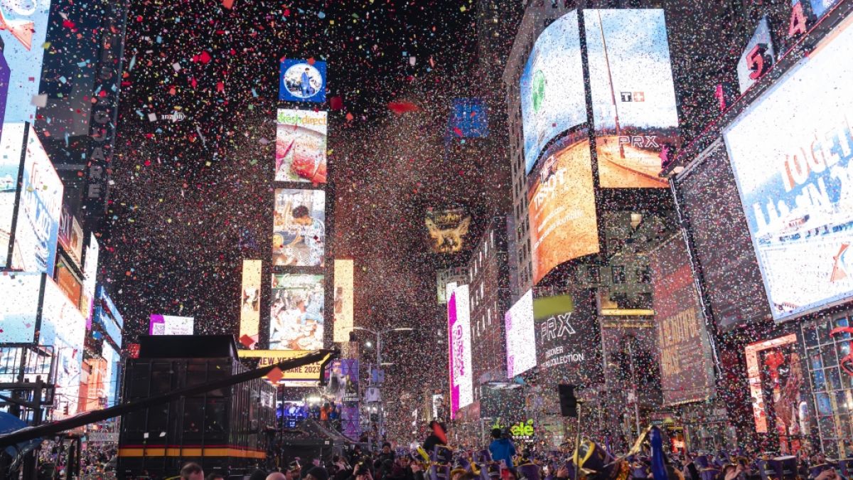 Konfetti fällt um Mitternacht auf der Neujahrsfeier am Times Square. (Foto)
