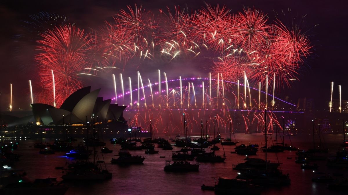 Das Mitternachtsfeuerwerk explodiert während der Feierlichkeiten zum Jahreswechsel an Silvester über dem Sydney Opera House und der Sydney Harbour Bridge. (Foto)