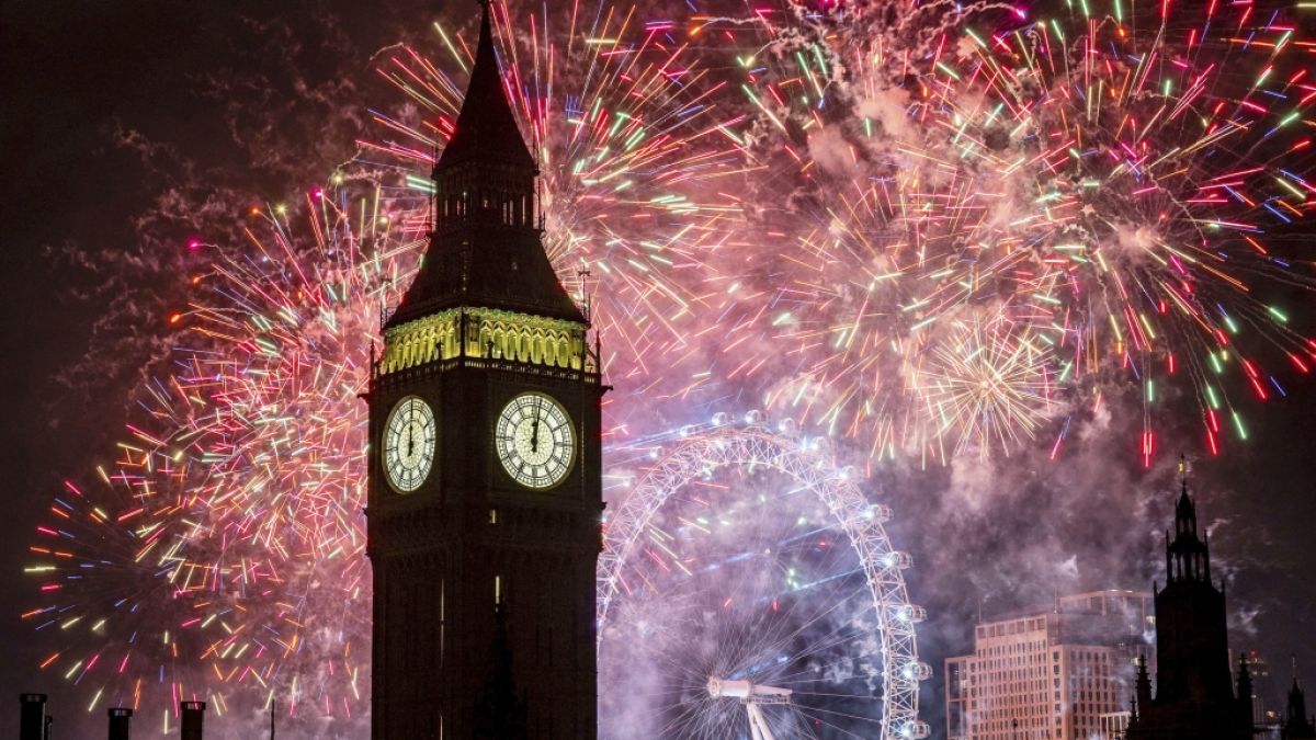 Ein Feuerwerk erhellt den Himmel über dem London Eye und dem Elizabeth Tower, auch bekannt als "Big Ben", bei den Feierlichkeiten zum Neujahr in der Silvesternacht. (Foto)