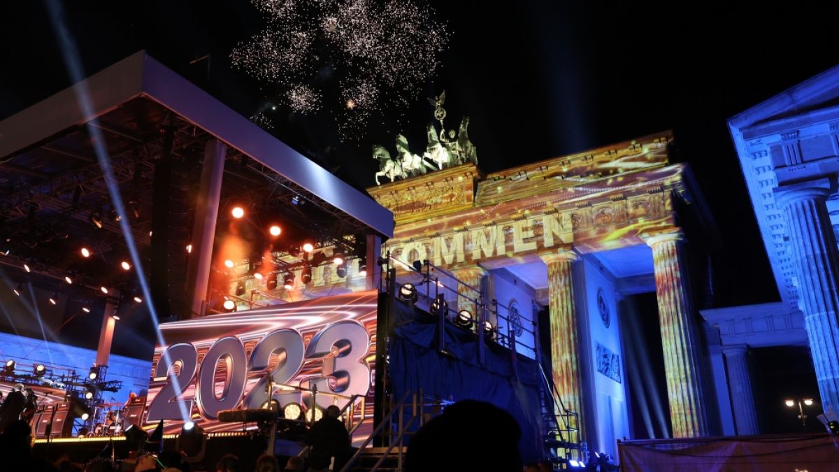 Mit einem Feuerwerk wird das neue Jahr 2023 am Brandenburger Tor begrüßt. (Foto)