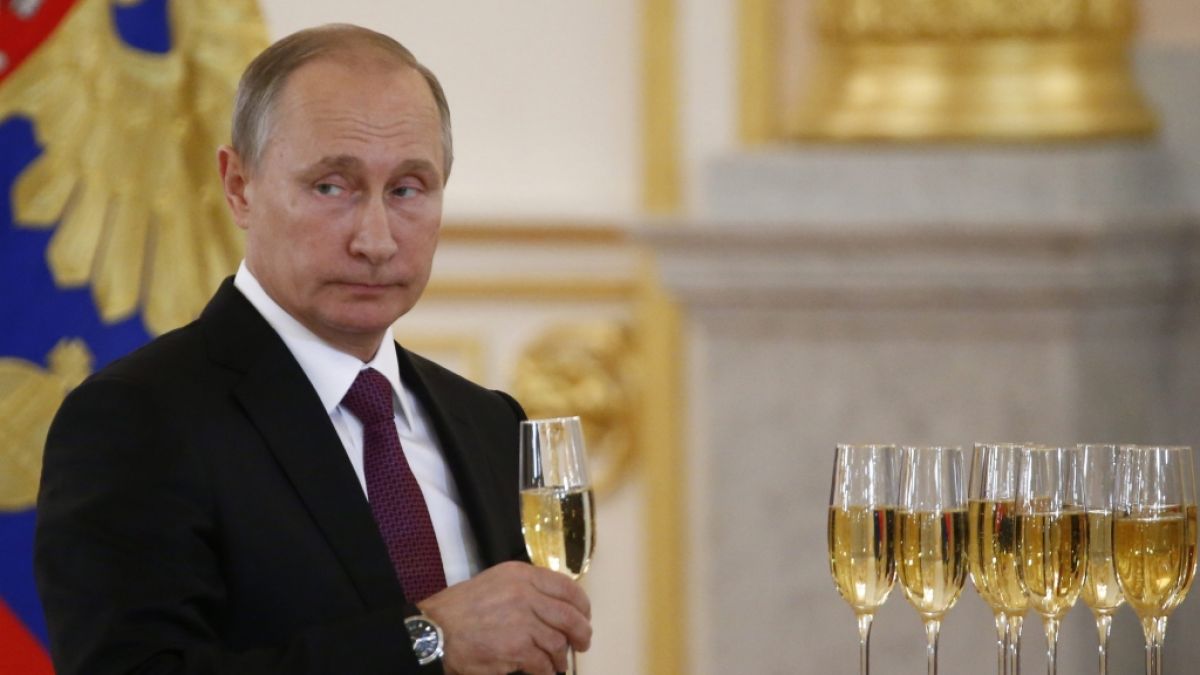 Ein Gläschen in Ehren: Wladimir Putin bekam mitsamt seinen russischen Landsleuten eine ordentliche Portion Spott und Häme zum Jahreswechsel ab. (Foto)
