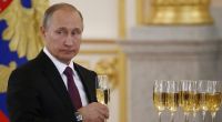 Ein Gläschen in Ehren: Wladimir Putin bekam mitsamt seinen russischen Landsleuten eine ordentliche Portion Spott und Häme zum Jahreswechsel ab.