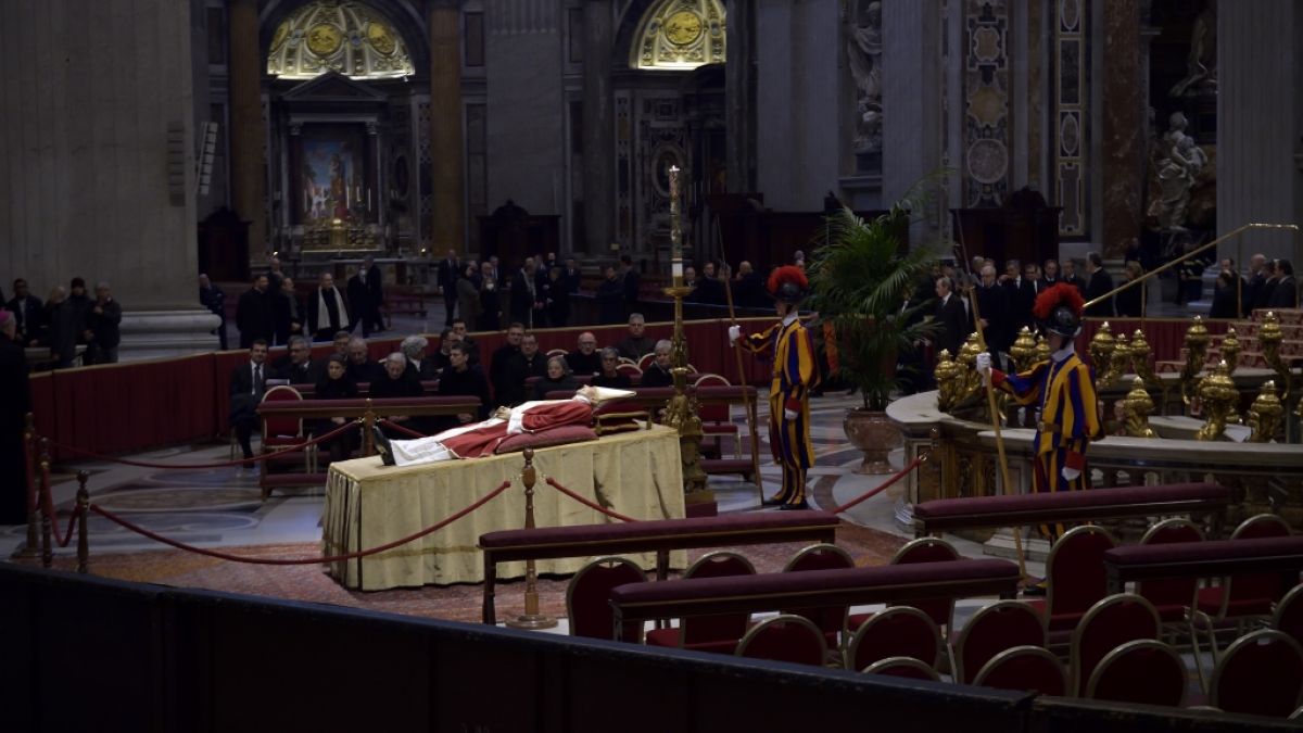 Der verstorbene Papst Benedikt XVI. wird im Petersdom aufgebahrt. (Foto)