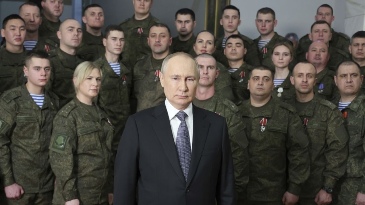 Wladimir Putin zeigt sich bei seiner Neujahrsansprache vor Soldaten. (Foto)