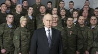 Wladimir Putin zeigt sich bei seiner Neujahrsansprache vor Soldaten.