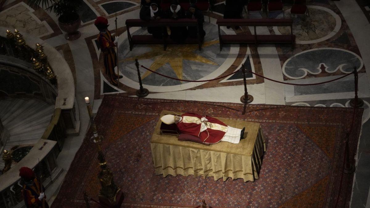 Der Leichnam des verstorbenen emeritierten Papstes Benedikt XVI. ist im Petersdom im Vatikan aufgebahrt. (Foto)