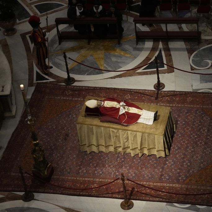 Experte erklärt: Dieses Verfahren hält Leiche des toten Papstes frisch