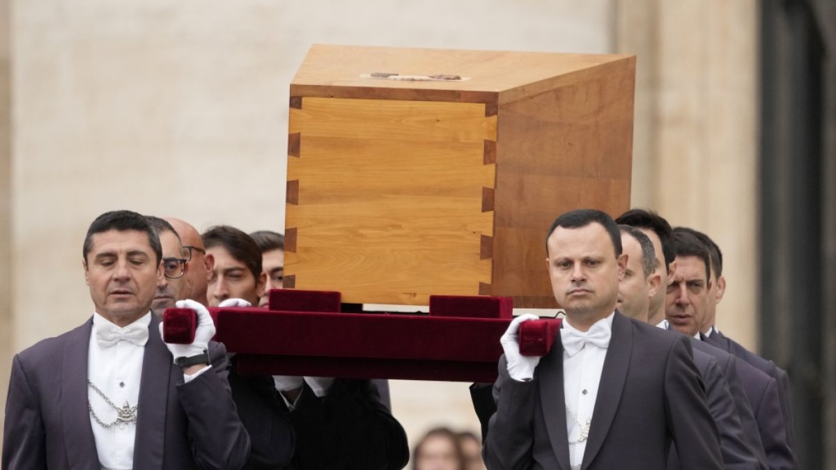 Träger bringen den Sarg des verstorbenen Papstes Benedikt XVI. auf den Petersplatz. (Foto)