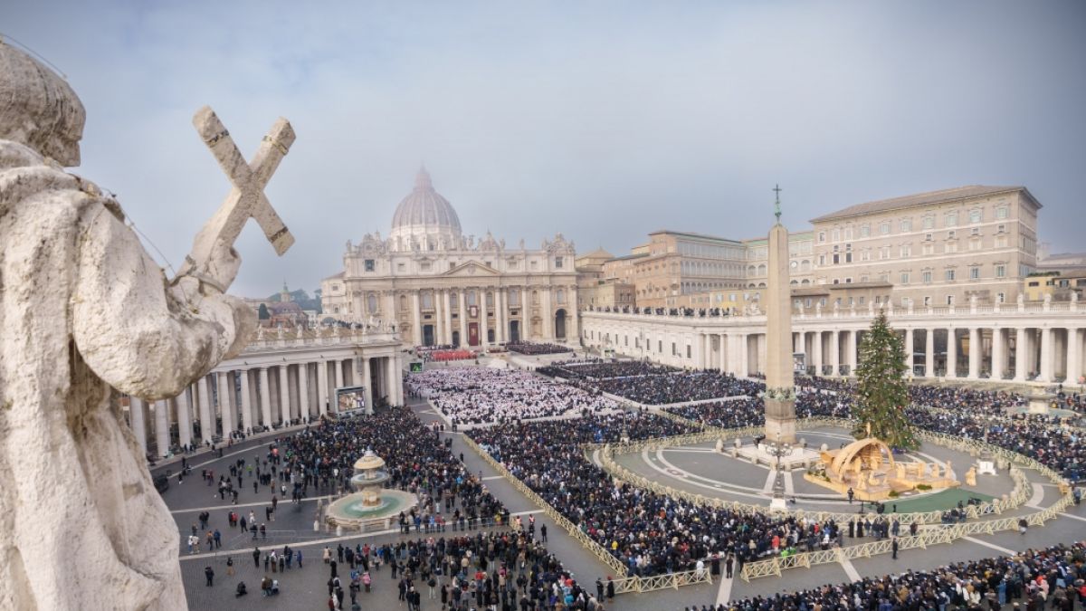 Ein Blick auf den Petersplatz mit Petersdom während der öffentlichen Trauermesse für den emeritierten Papst Benedikt XVI. (Foto)