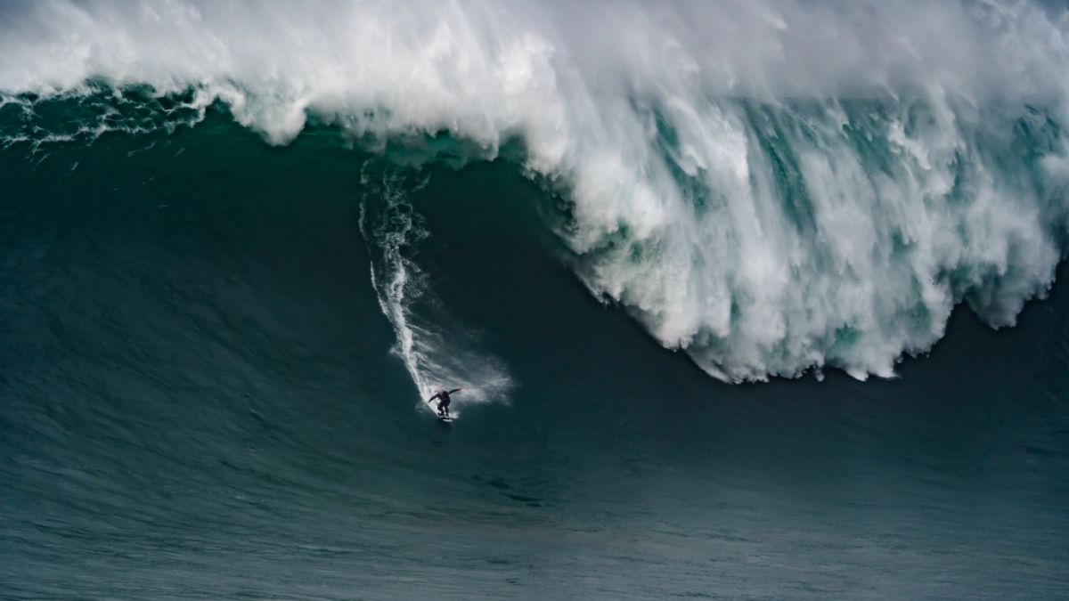 Ein brasilianischer Surfer ist vor Nazaré in den Wellen gestorben. (Symbolfoto) (Foto)
