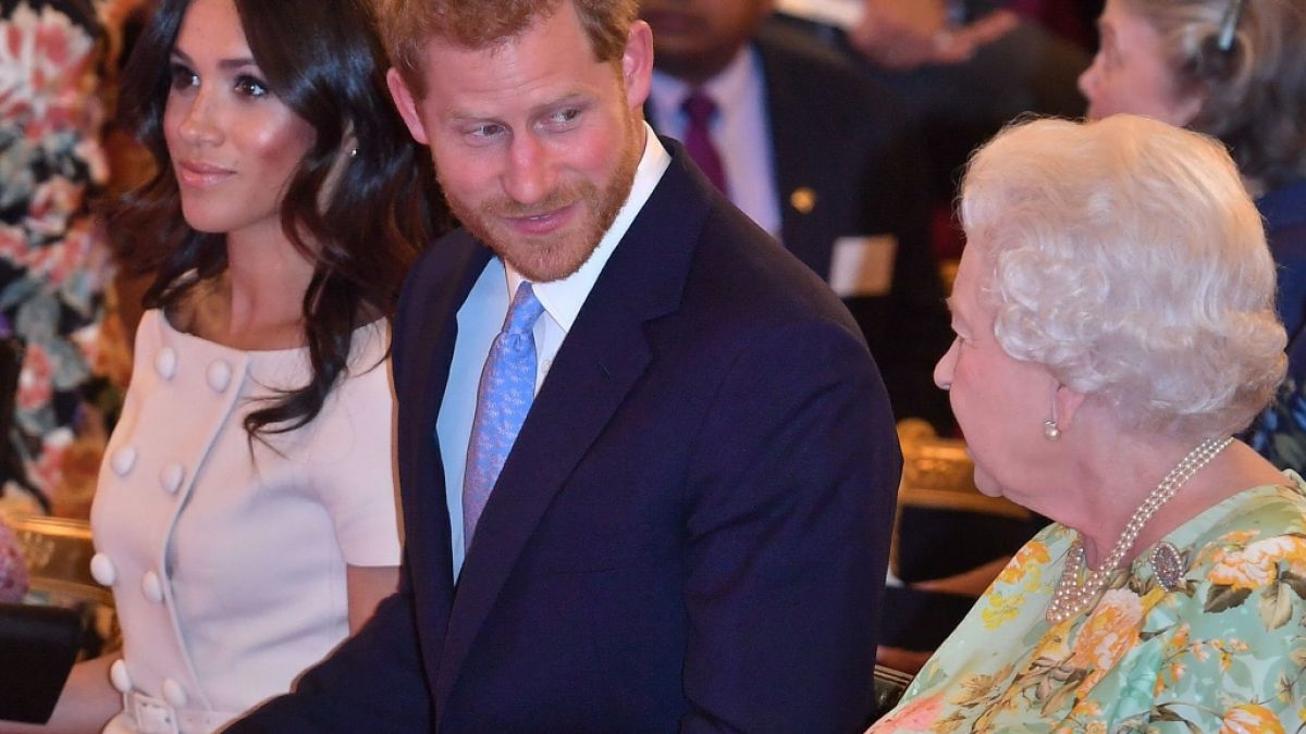 Ein Bild aus glücklichen Zeiten: Queen Elizabeth II. mit ihrem Enkel Prinz Harry und dessen Frau Meghan Markle im Sommer 2018. (Foto)
