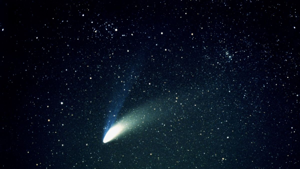 Anders als Asteroiden ziehen Kometen einen leuchtenden Schweif hinter sich her. (Foto)