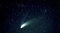 Anders als Asteroiden ziehen Kometen einen leuchtenden Schweif hinter sich her.