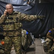 Generaloberst Oleksandr Syrskyi, Befehlshaber der Armee der Ukraine, gibt Anweisungen in einem Unterstand in Soledar.