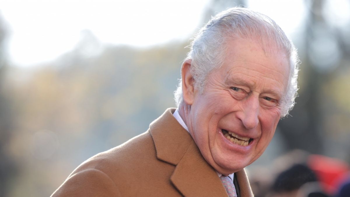 König Charles macht Kopfstand am liebsten in Unterhose. (Foto)