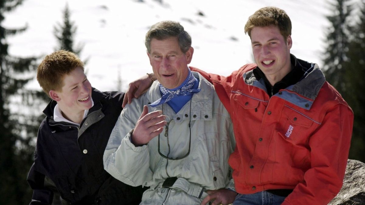 Dieses am 29. März 2002 aufgenommene Foto zeigt den damaligen Thronfolger Prinz Charles mit seinen Söhnen beim Skifahren in der Schweiz - doch Prinz Harry behauptet in seinen Memoiren, zu diesem Zeitpunkt die Schulbank in Eton gedrückt zu haben. (Foto)