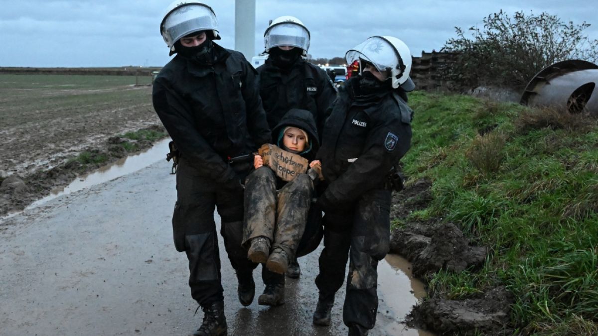 Umweltaktivistin Luisa Neubauer wird am zweiten Tag der Räumung von Lützerath von Polizisten während einer Sitzblockade weggetragen. (Foto)