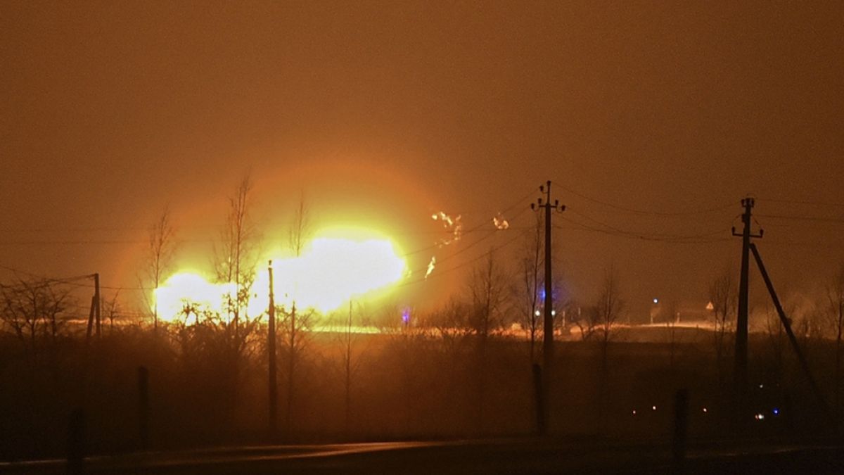 Nach einer Explosion an einer Gaspipeline in der Nähe von Pasvalys stiegen gigantische Flammen auf. (Foto)