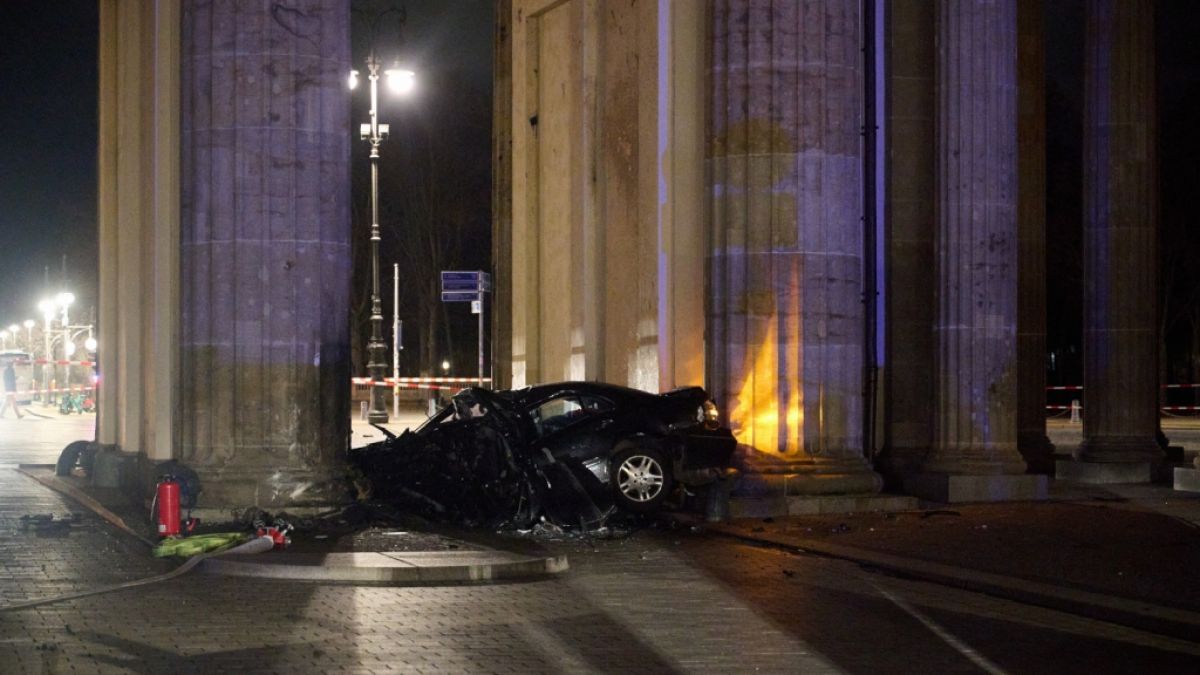 Der Fahrer des am Brandenburger Tor verunglückten Autos konnte nur noch tot geborgen werden. (Foto)