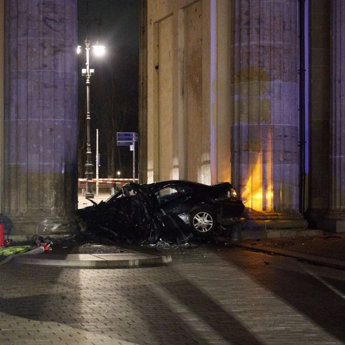 Auto rast in Brandenburger Tor - Mann (26) tot aus Pkw geborgen
