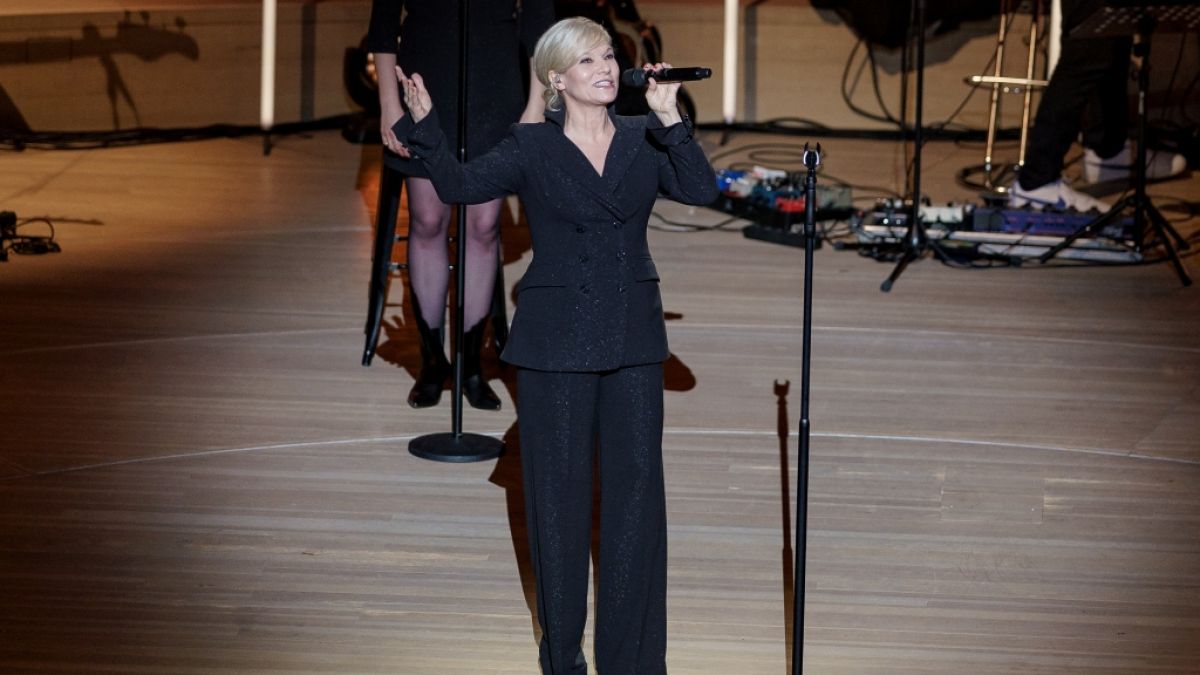 Ina Müller performt auf der Bühne. (Foto)