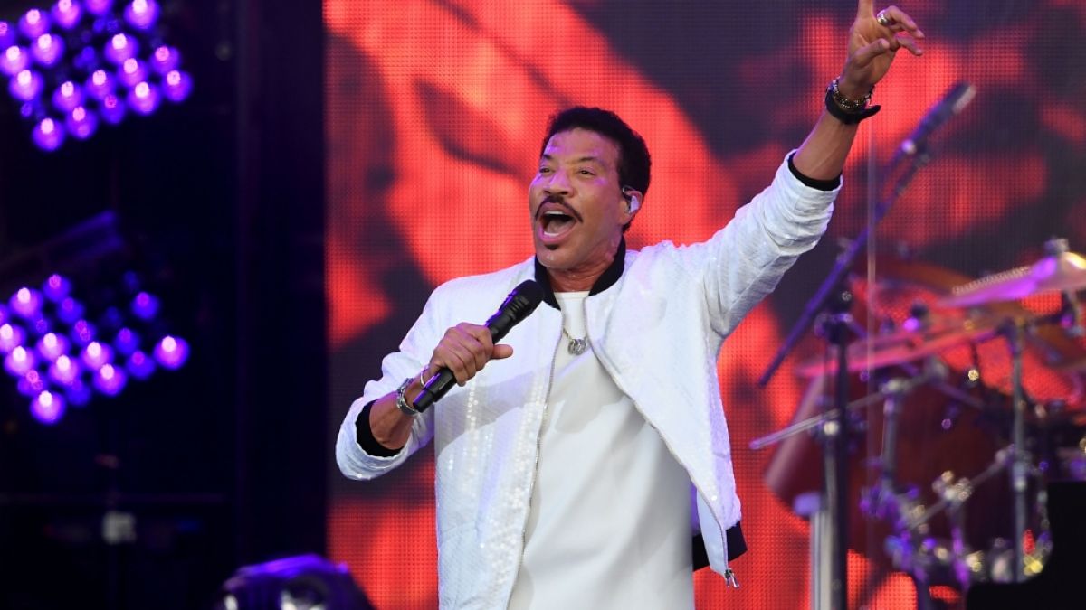 Lionel Richie performt auf der Bühne. (Foto)