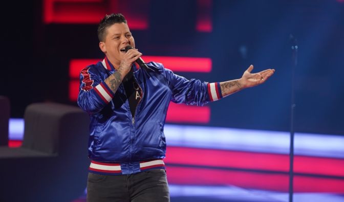 Kerstin Ott performt auf der Bühne.