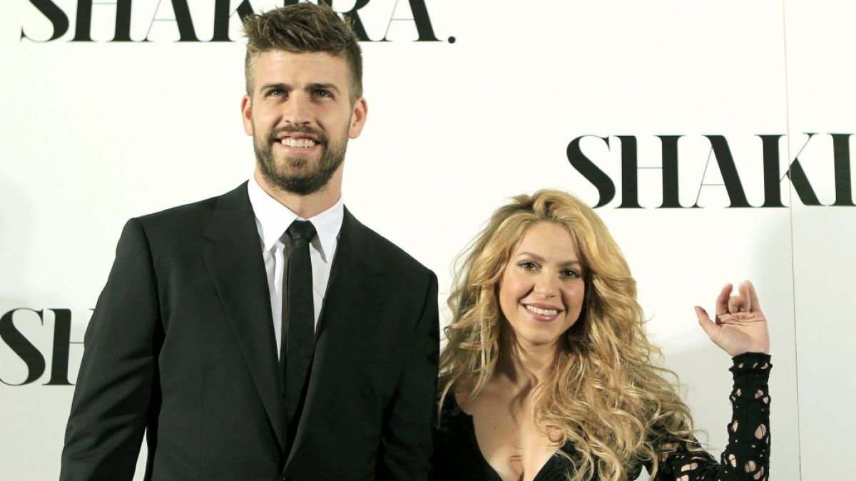 Fußballer Gerard Piqué und Shakira liefern sich eine Schlammschlacht. (Foto)
