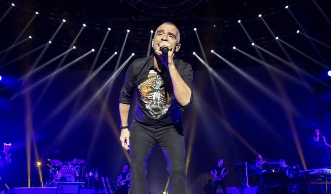 Eros Ramazzotti performt auf der Bühne.