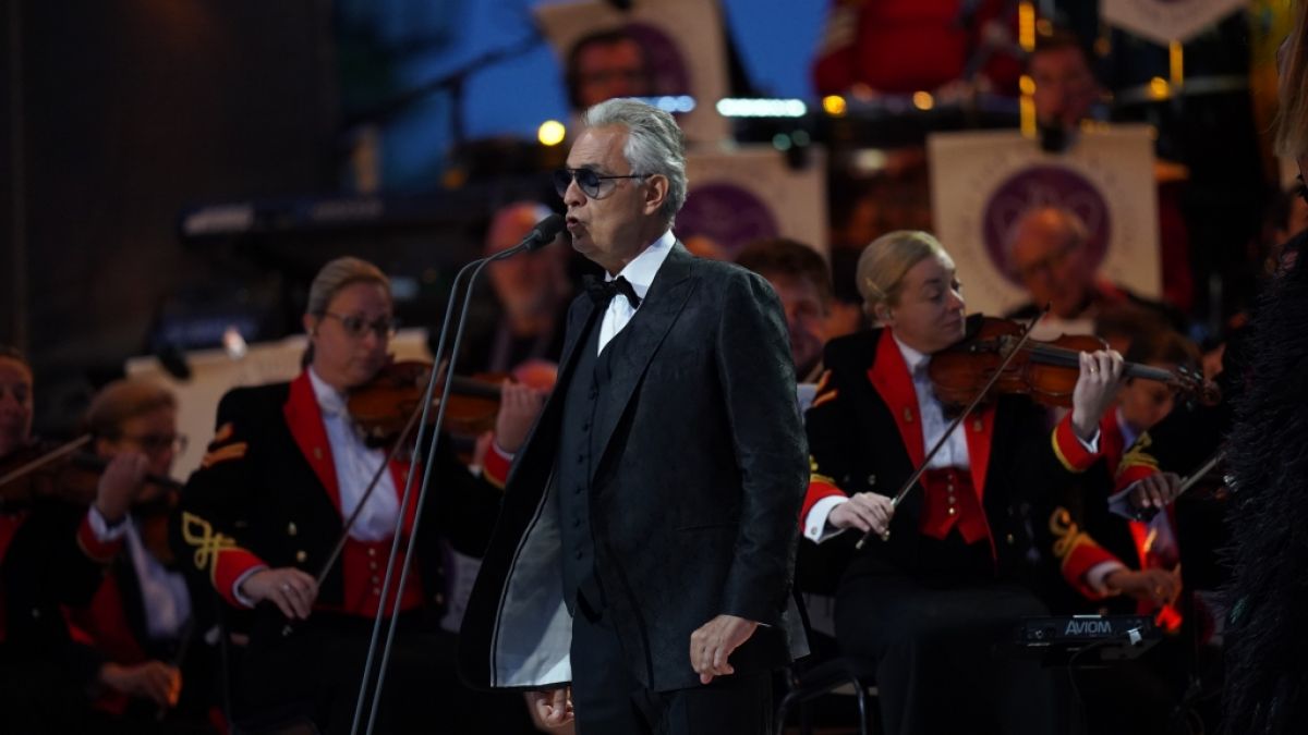Andrea Bocelli performt auf der Bühne. (Foto)