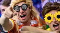 Bei Darts-Events gehören schrille Kostüme im Publikum einfach dazu - auch bei der Premier League of Darts 2023 sind wieder verrückte Verkleidungen zu erwarten.