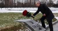 Dieses von der staatlichen russischen Nachrichtenagentur Sputnik via AP veröffentlichte Foto zeigt Wladimir Putin, Präsident von Russland, beim Besuch des Piskarjowskoje-Gedenkfriedhof.