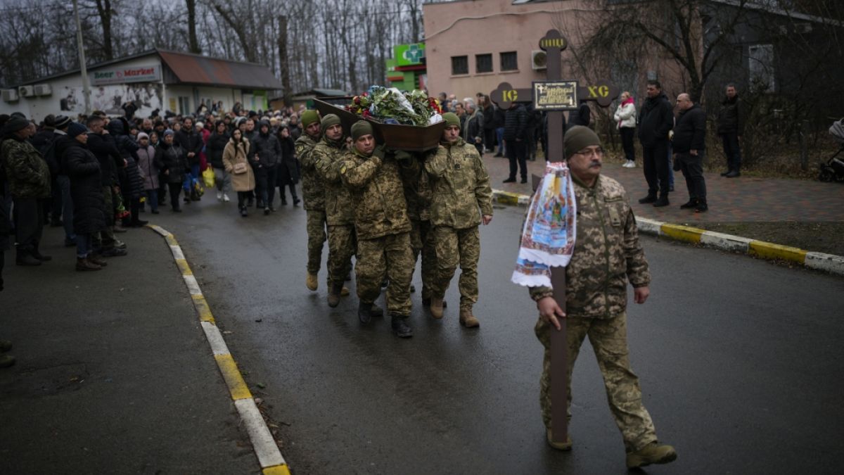 Ukrainische Soldaten tragen den Sarg eines gefallenen Kameraden. (Foto)