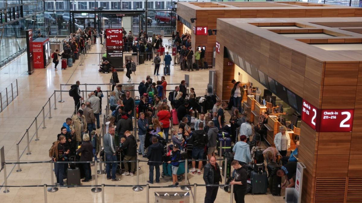 Stundenlanges Anstehen in der Warteschlange gehörte für Flugreisende im Sommer 2022 zum Pflichtprogramm - wiederholt sich das Flughafen-Chaos in diesem Jahr? (Foto)