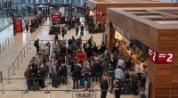 Stundenlanges Anstehen in der Warteschlange gehörte für Flugreisende im Sommer 2022 zum Pflichtprogramm - wiederholt sich das Flughafen-Chaos in diesem Jahr?