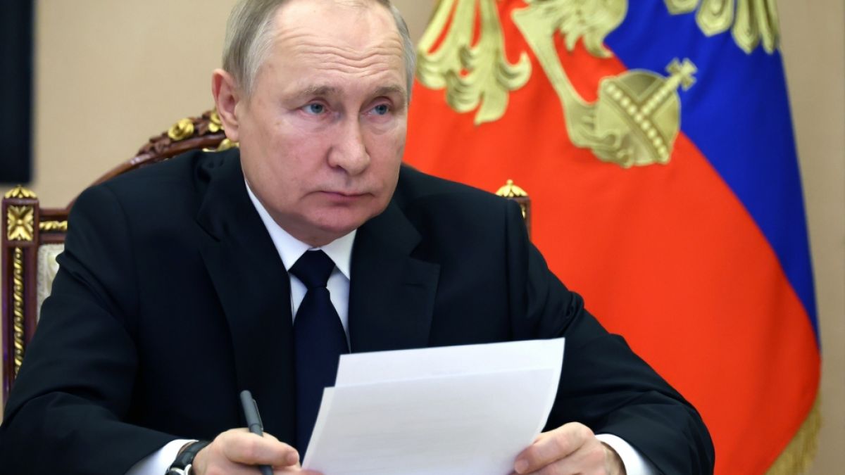 #Wladimir Putin außer sich: Peinlich-Video zeigt Panzer-Unglück! Putin-Kumpel warnt vor Bürgerkrieg