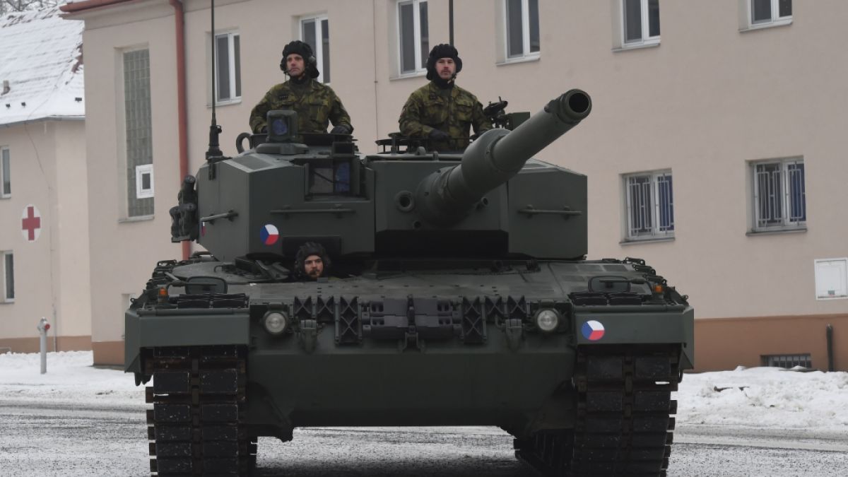 Die Entscheidung ist nach zähem Ringen gefallen: Mindestens eine Kompanie mit 14 Exemplaren der Kampfpanzer Leopard-2 sollen aus Deutschland in die Ukraine rollen. (Foto)