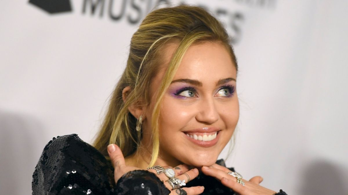 Miley Cyrus verführt ihre Fans mit ihrem XXL-Ausschnitt. (Foto)