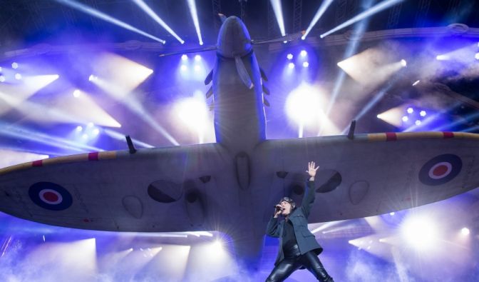 Iron Maiden performt auf der Bühne.