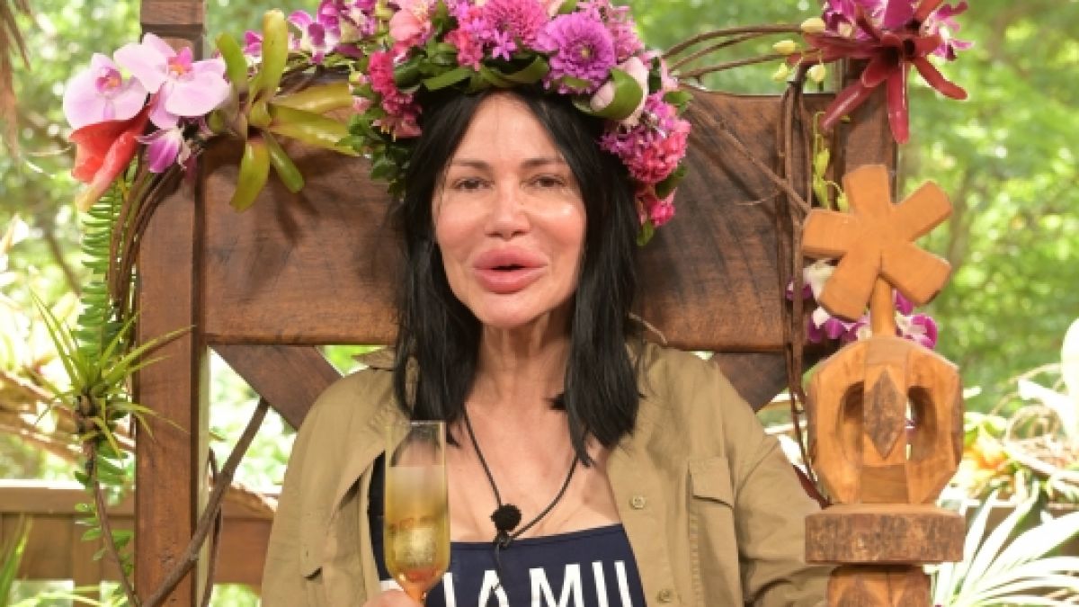 Die frisch gekrönte Dschungelkönigin Djamila Rowe wurde bei einem Live-Interview unangenehm überrascht. (Foto)