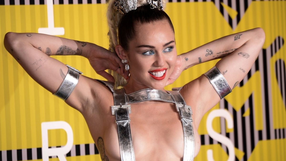 Miley Cyrus heizt ihren Fans mit heißen Posen ein. (Foto)