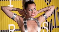 Miley Cyrus heizt ihren Fans mit heißen Posen ein.