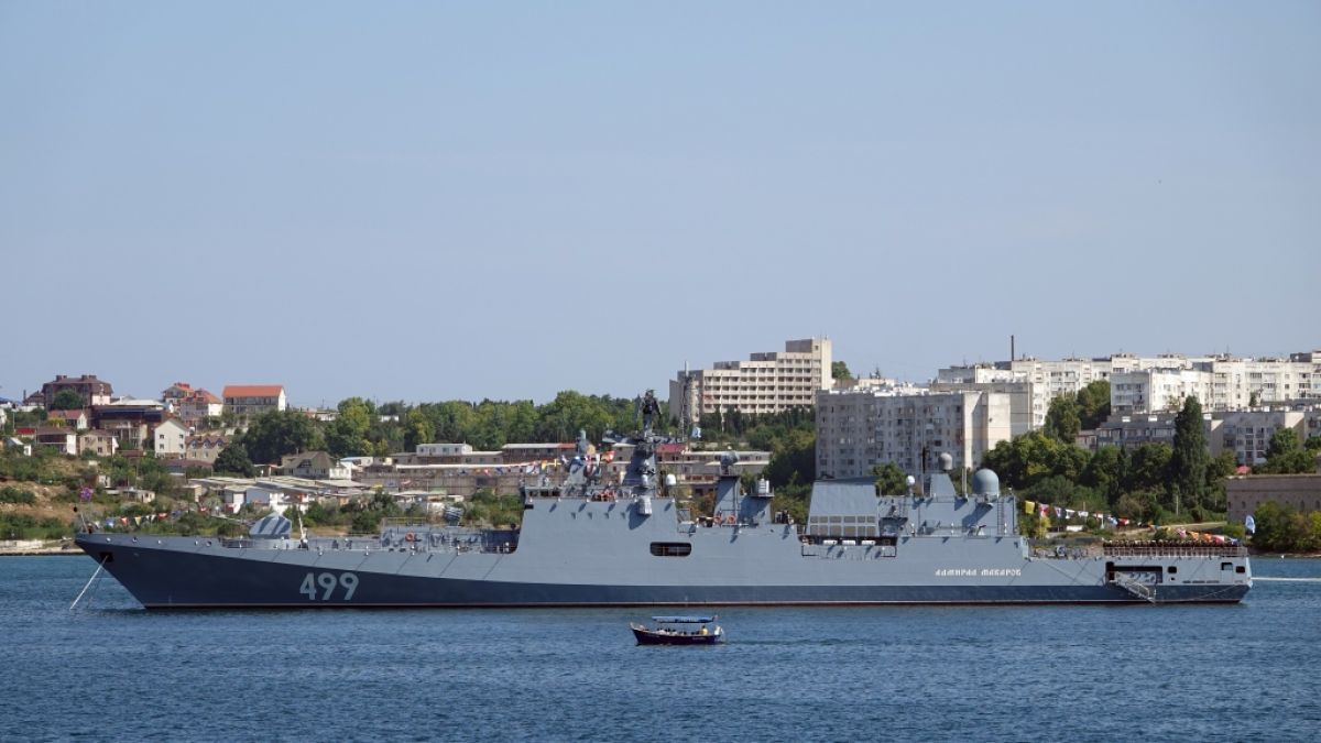 Das russische Kriegsschiff "Admiral Makarow" der russischen Schwarzmeerflotte liegt vor der Hafenstadt Sewastopol, wo jüngst ein Feuer ausgebrochen ist. (Foto)