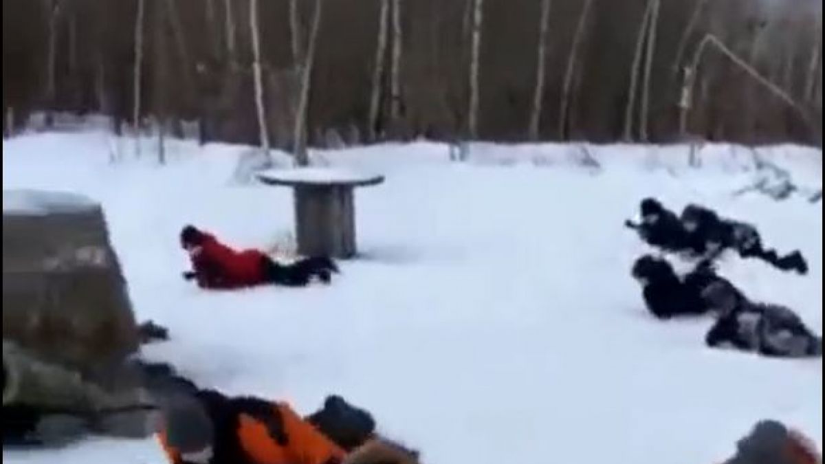 Ein bizarres Video zeigt angeblich russische Schulkinder, die für einen Militäreinsatz üben. (Foto)