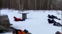 Ein bizarres Video zeigt angeblich russische Schulkinder, die für einen Militäreinsatz üben.