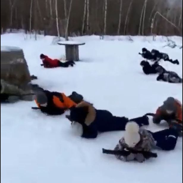 Erschreckendes Video aufgetaucht! Russische Schulkinder trainieren für Militäreinsatz