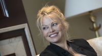 Pamela Anderson lässt mit 55 Jahren die Hüllen fallen.