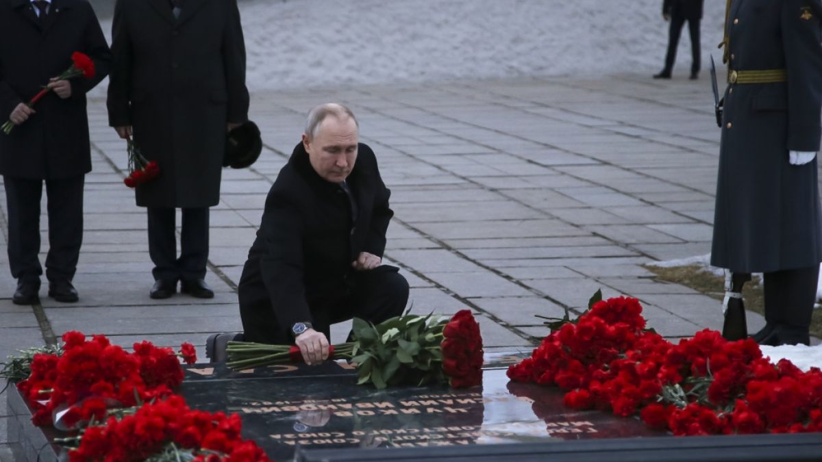 #Wladimir Putin: Mysteriöser Koffer gesichtet! Kreml-Chef schockt nebst Gedenkfeier