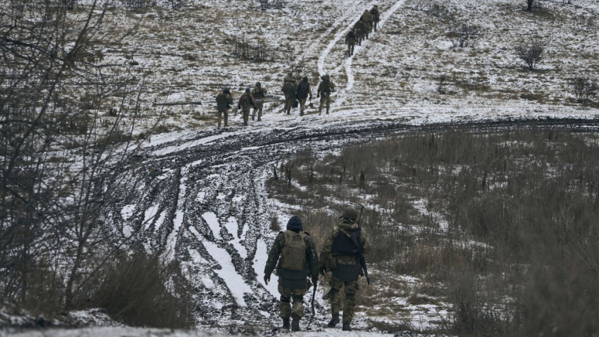 Ukrainische Soldaten gehen zu einer Stellung bei Bachmut - im Osten der Ukraine soll auch Zehnkämpfer Wolodymyr Androschtschuk (22) gefallen sein. (Foto)
