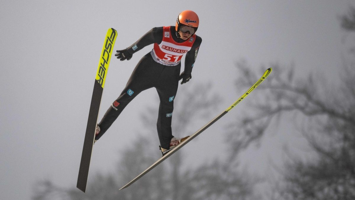 Karl Geiger in Aktion: Betrügen die DSV-Athleten und andere Weltklasse-Skispringer bei den Anzügen? (Foto)